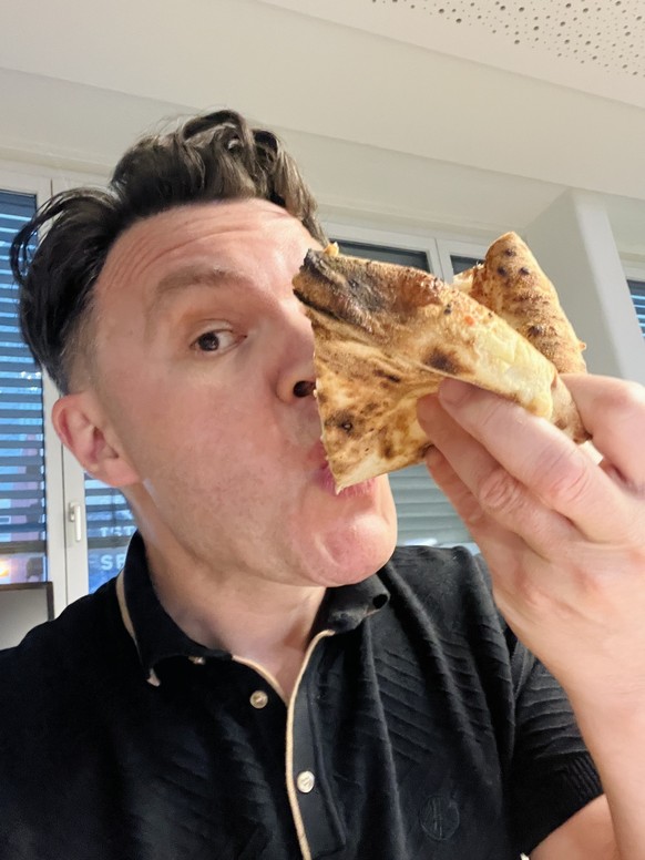 Baroni isst Pizza