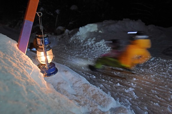 Nachtschlitteln in den Weissenbergen ob Matt. Nachtschlitteln Rauszeit die besten Schlittelpisten der Schweiz