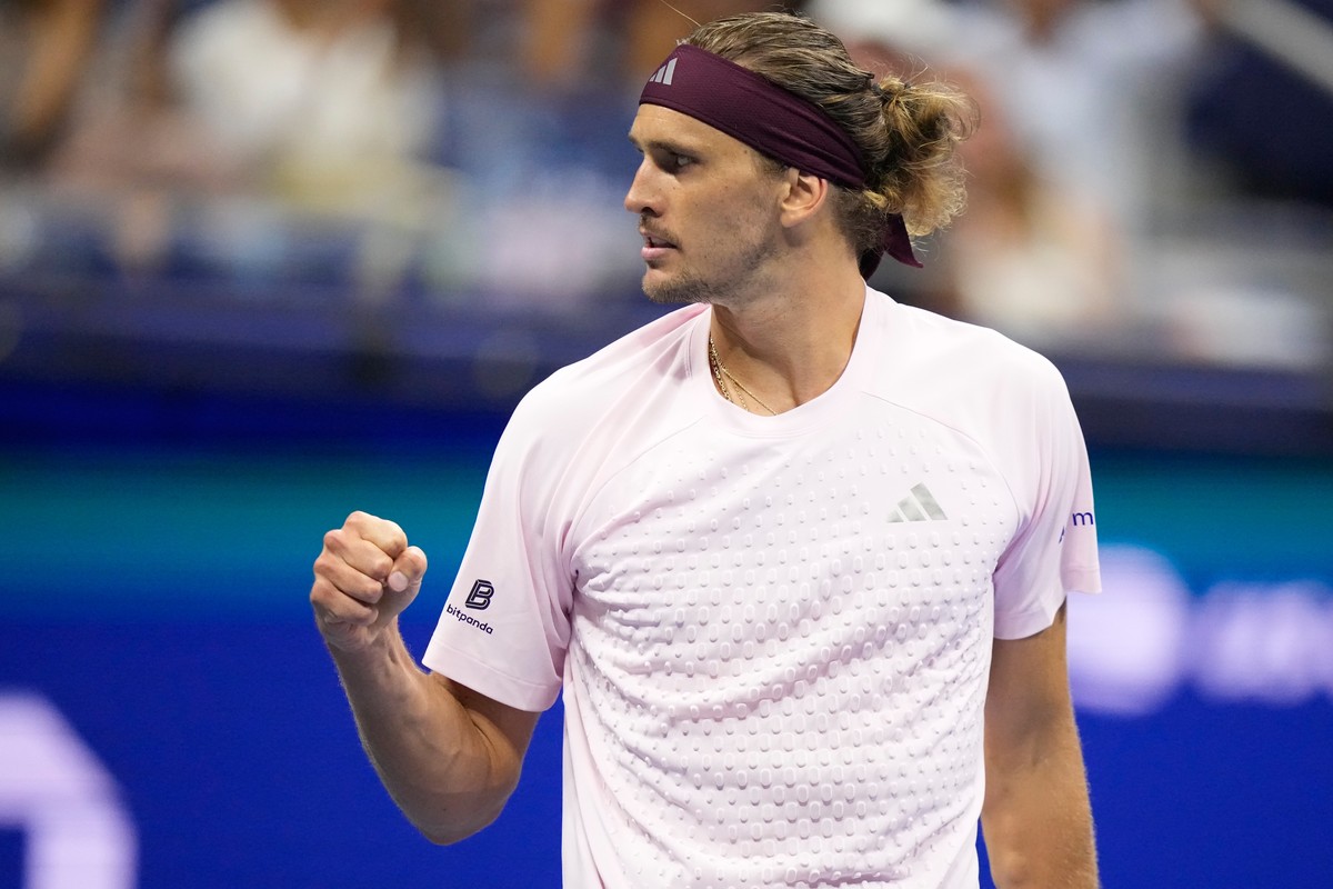 Alexander Zverev, of Germany, reacts after winning the fourth set against Lorenzo Sonego, of Italy, during the first round of the U.S. Open tennis championships early Wednesday, Sept. 2, 2026, in New  ...