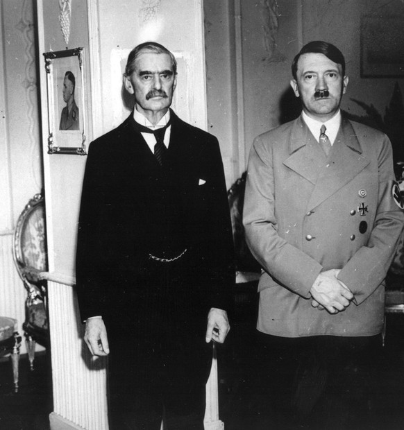 Der britische Premierminister Arthur Neville Chamberlain, links, und Adolf Hitler bei ihrem Treffen im Bad Godesberger Hotel Dreesen. Was die beiden am 22. September 1938 hier im Streit um das zu Tsch ...