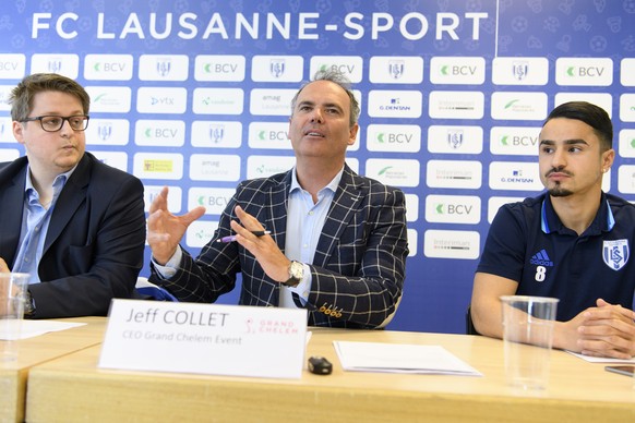 Jeff Collet, centre, CEO de Grand Chelem Event parle a cote de Frederic Boy, gauche, president de Lausanne-Sport eSports et du joueur du LS Musa Araz, droite, lors de la conference de presse du club d ...