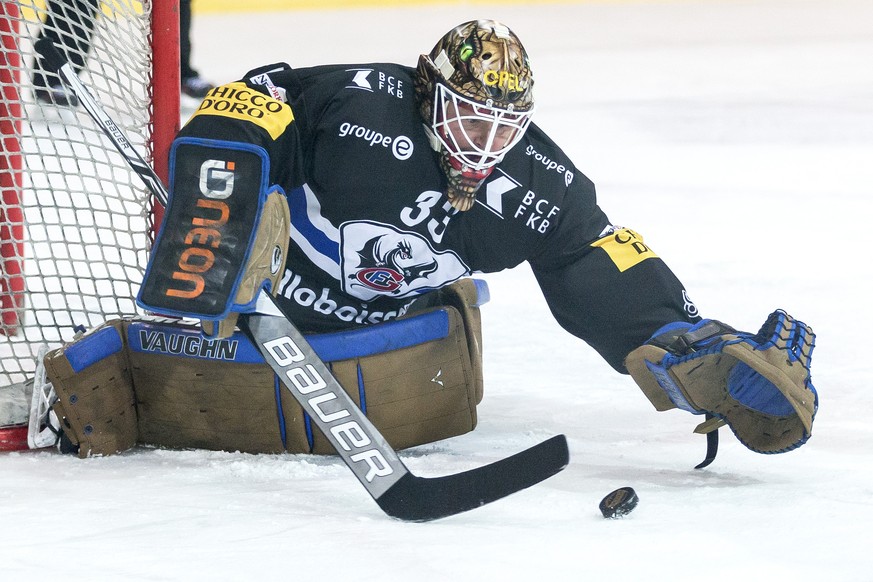 Le gardien Fribourgeois Barry Brust, gauche, lors du match du championnat suisse de hockey sur glace de National League entre le HC Fribourg-Gotteron et le HC Bienne ce mercredi, 28 fevrier 2018 a la  ...