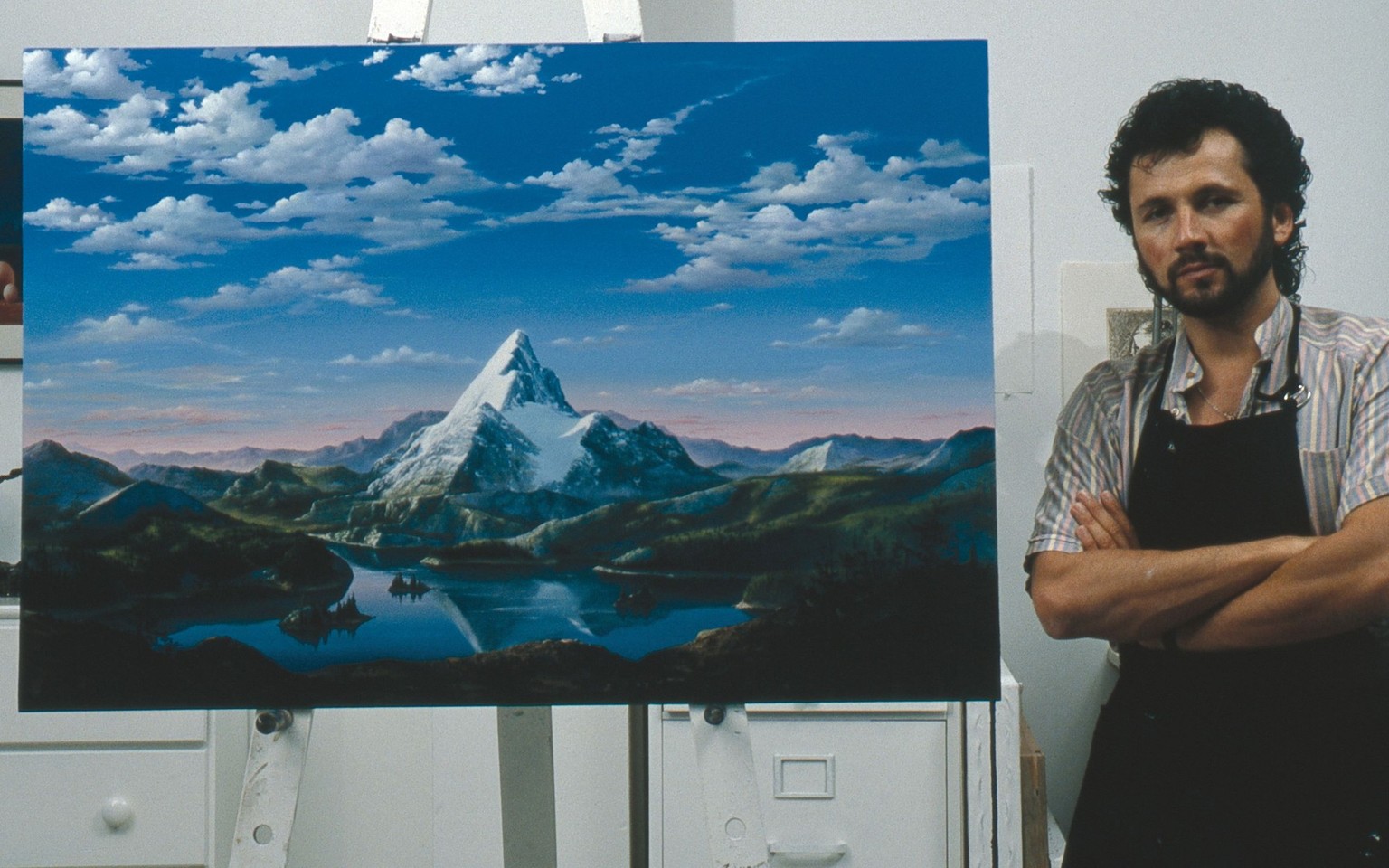 Der Künstler Dario Campanile vor seinem Logo-Neuentwurf für Paramount anlässlich des 75-jährigen Bestehens des Unternehmens. Das Bild ist in den Paramount Studios ausgestellt. Als Vorlage für den Berg ...