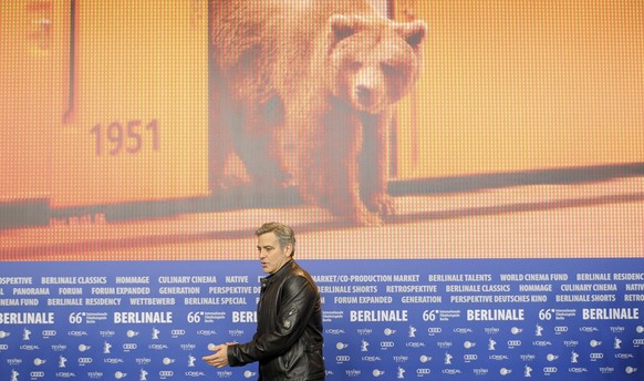 Noch ist der Bär nicht losgelassen – George Clooney nimmt Platz vor den Journalisten am Rande der Berlinale.