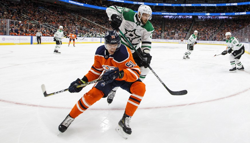 Dallas Stars&#039; Justin Dowling (37) tries to get around Edmonton Oilers&#039; Gaetan Haas (91) during second-period NHL hockey game action in Edmonton, Alberta, Saturday, Nov. 16, 2019. (Jason Fran ...