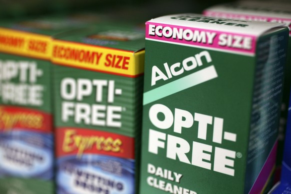 ARCHIVBILD ZUM GEPLANTEN BOERSENGANG VON ALCON, DER AUGENHEILSPARTE VON NOVARTIS, AM FREITAG, 29. JUNI 2018 - In this April 7, 2008 file photo, Alcon&#039;s Opti-Free contact lens cleaner seen on disp ...