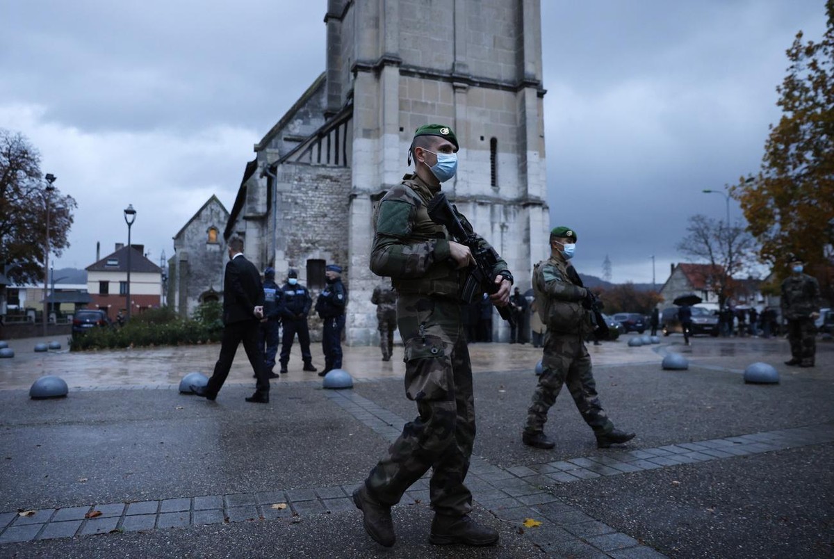Des soldats français de la force Sentinelle patrouillent devant l'église de Saint-Etienne du Rouvray, dans le nord-ouest de la France, le 31 octobre 2020, lors de la visite du Premier ministre fr ...