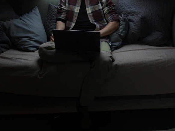Junge am Laptop