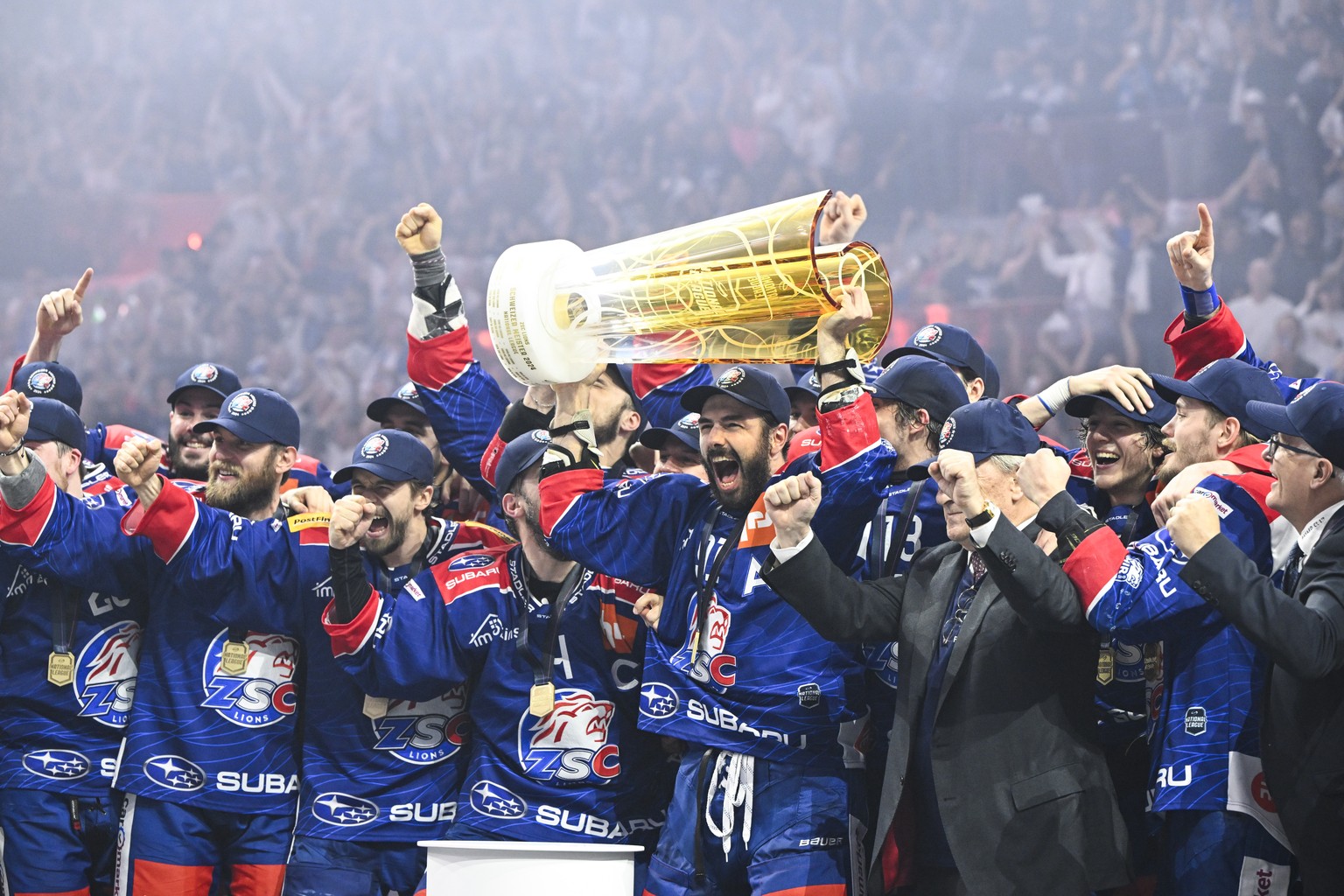 Dennis Hollenstein (ZSC) und Team jubeln mit der Trophae nach dem Sieg im siebten Playoff Final Eishockeyspiel der National League zwischen den ZSC Lions und dem Lausanne HC, am Dienstag, 30. April 20 ...