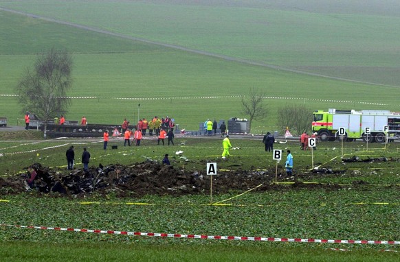 Rescue workers are working near the debris of a crashed Saab 340 Crossair plane, which crashed Monday, January 10, 2000, near Nassenwil Niederhasli shortly after take-off from the airport Zurich-Klote ...