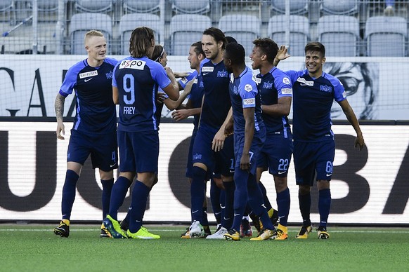 Zuerichs Spieler feiern ihren Treffer zum 0:2 im Fussball Meisterschaftsspiel der Super League zwischen dem FC Thun und dem FC Zuerich, am Sonntag, 15. Oktober 2017, in der Stockhorn Arena in Thun. (KEYSTONE/Peter Schneider)