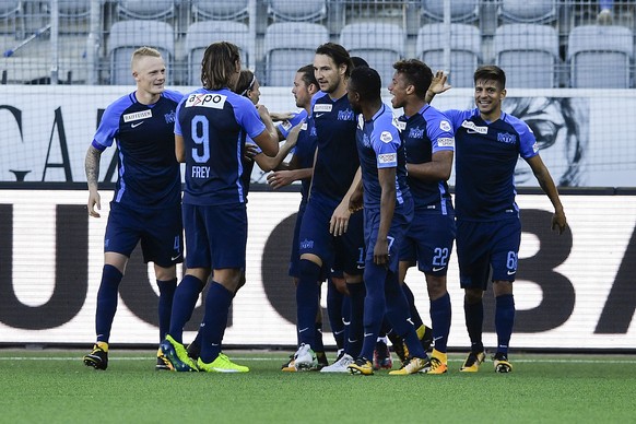 Zuerichs Spieler feiern ihren Treffer zum 0:2 im Fussball Meisterschaftsspiel der Super League zwischen dem FC Thun und dem FC Zuerich, am Sonntag, 15. Oktober 2017, in der Stockhorn Arena in Thun. (K ...