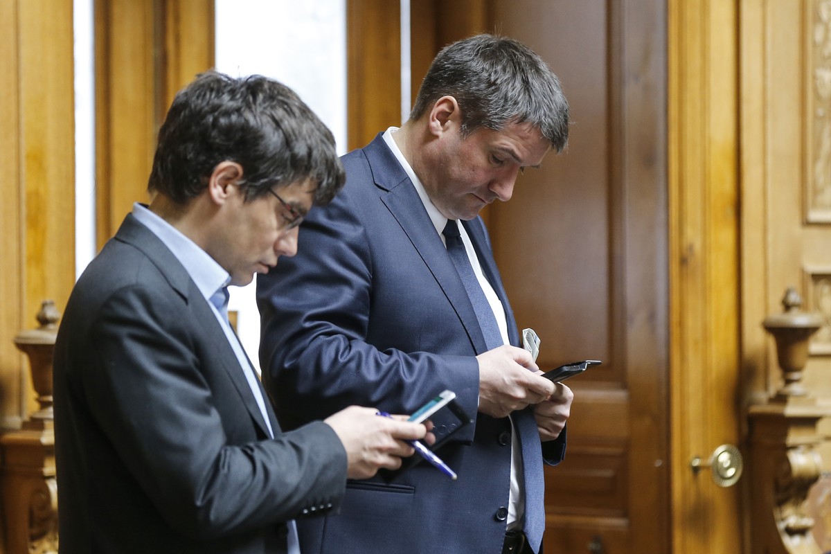 SP-Parteichef Christian Levrat, rechts, und Frakionschef Roger Nordmann bedienen ihre Mobiltelefone, waehrend einer Debatte im Nationalrat waehrend der Fruehlingssession der Eidgenoessischen Raete, am ...