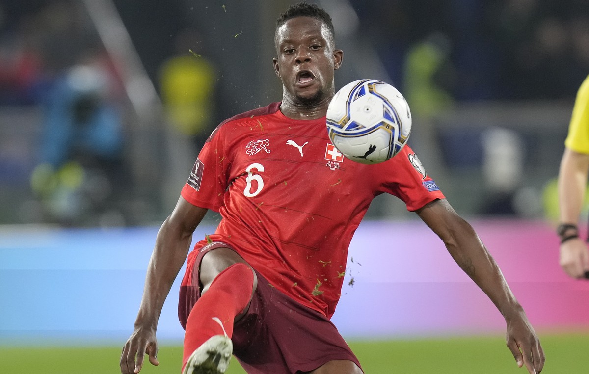 Switzerland's Denis Zakaria controls the ball during the World Cup 2022 group C qualifying soccer match between Italy and Switzerland at Rome's Olympic stadium, Friday, Nov. 12, 2021. (AP Ph ...