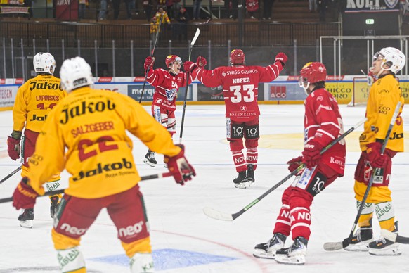 Andrin Fluetsch (SCRJ), hinten links, bejubelt sein 2-1 im Eishockeyspiel der National League zwischen den Rapperswil-Jona Lakers (SCRJ) und den SCL Tigers, am Donnerstag, 8. Januar 2026, in der St. G ...