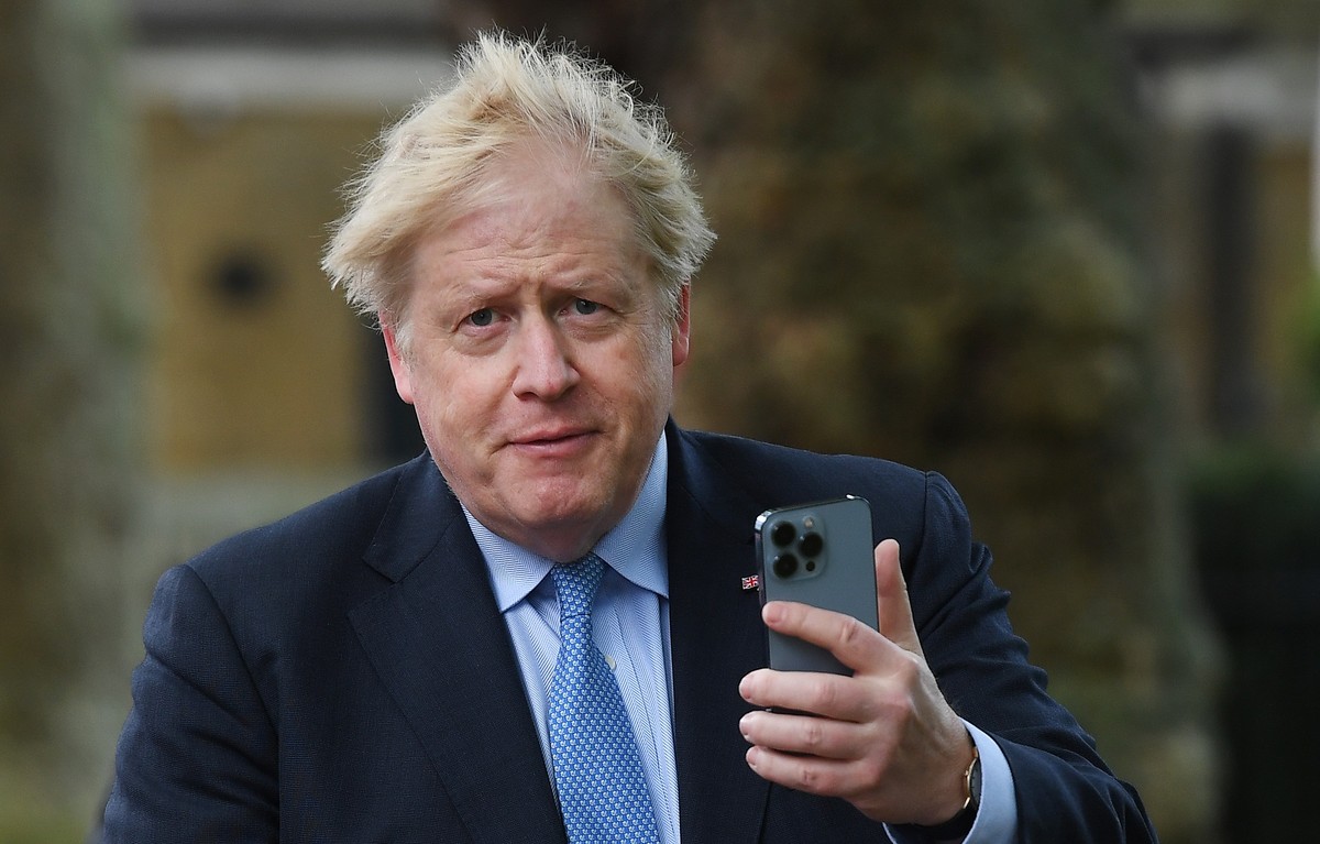 epaselect epa09927650 British Prime Minister Boris Johnson holds his mobile phone after voting in the local elections in Westminster, London, Britain, 05 May 2022. Local elections are taking place acr ...