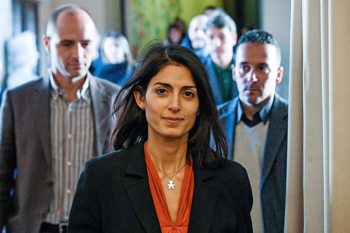 epa05678292 Rome's Mayor Virginia Raggi arrives for a press conference in Campidoglio, Rome, 16 December 2016. Raggi said that she was 'probably' wrong to have made Raffaele Marra her p ...