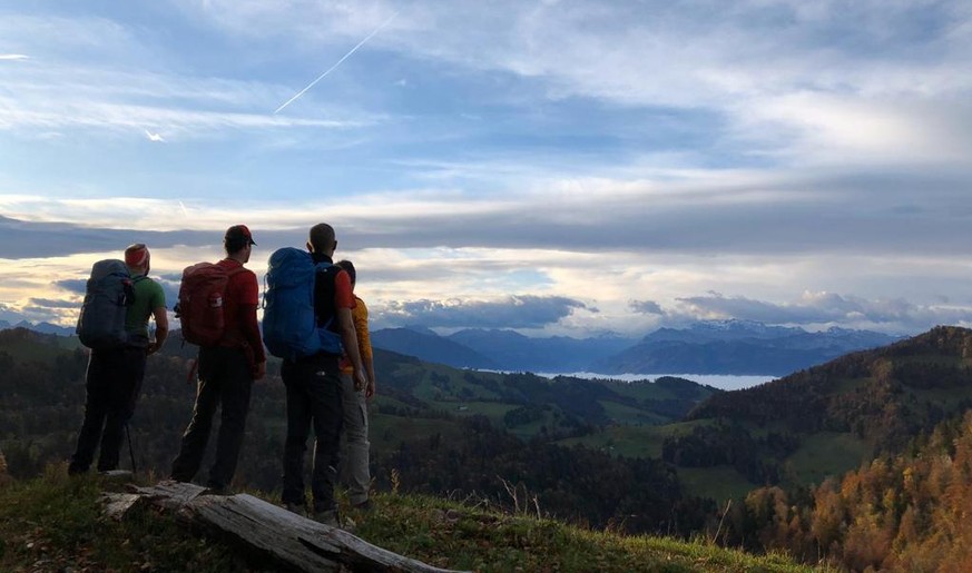 Auf der Gratwanderung Richtung Tweralpspitz mit Blick auf den Zürichsee (hier im Nebel) und die Alpen.