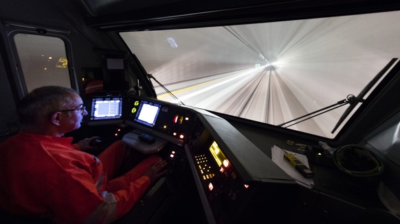 HUNDERT TAGE VOR IN BETRIEBNAHME DES GOTTHARD-BASISTUNNELS STELLEN WIR IHNEN HEUTE, MITTWOCH, 31. AUGUST 2016, FOLGENDES BILDMATERIAL ZUR VERFUEGUNG --- Test ride of the Swiss Federal Railways through ...