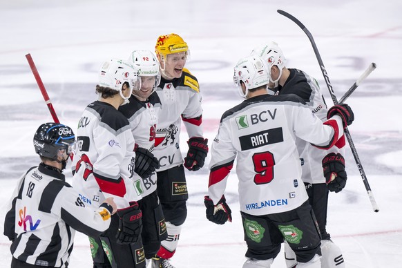 Lausannes Spieler jubeln nach dem Tor zum 2:3 im Eishockey-Qualifikationsspiel der National League zwischen dem HC Ajoie und dem Lausanne HC in der Raiffeisen Arena in Porrentruy, am Freitag, 1. Dezem ...