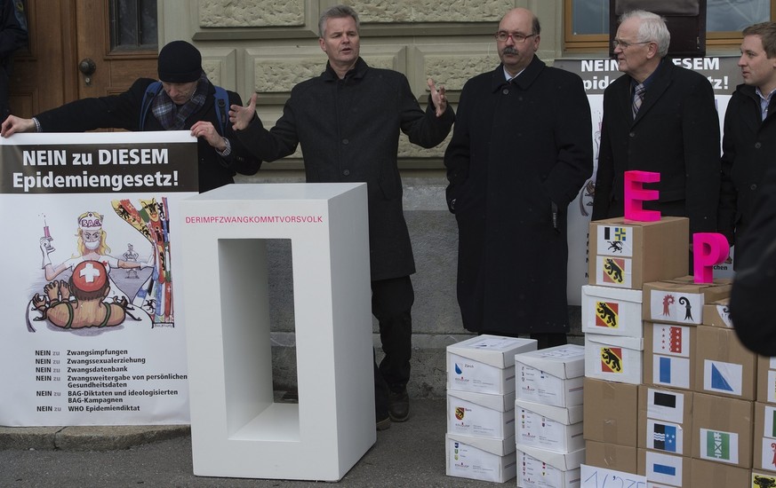 Daniel Trappitsch, Naturheilpraktiker, 2. v.l., spricht neben Lukas Reimann, Nationalrat SVP-SG, ganz rechts, und weiteren Aktivisten, waehrend der Einreichung des Referendums zum Epidemiegesetz, am D ...