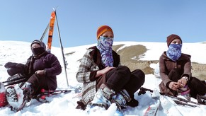 Auch Frauen nehmen an der Afghan Ski Challenge in Bamyan teil.