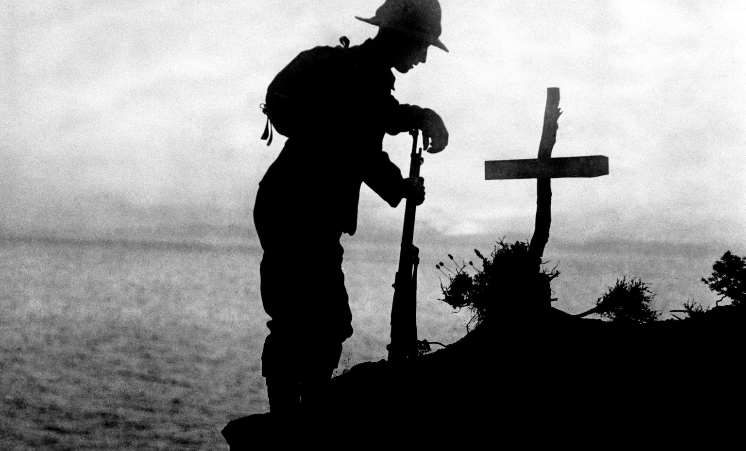 Ein britischer Soldat am Grab seines Kameraden in der Nähe vom Kap Helles, wo die Landung der britischen und französischen Truppen auf der türkischen Halbinsel Gallipoli erfolgte, 1915.