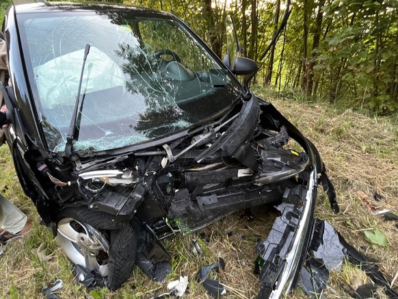 Bei einer Frontalkollision zweier Autos in Läufelfingen BL sind am 4. Oktober 2023 die drei Insassen schwer verletzt worden.