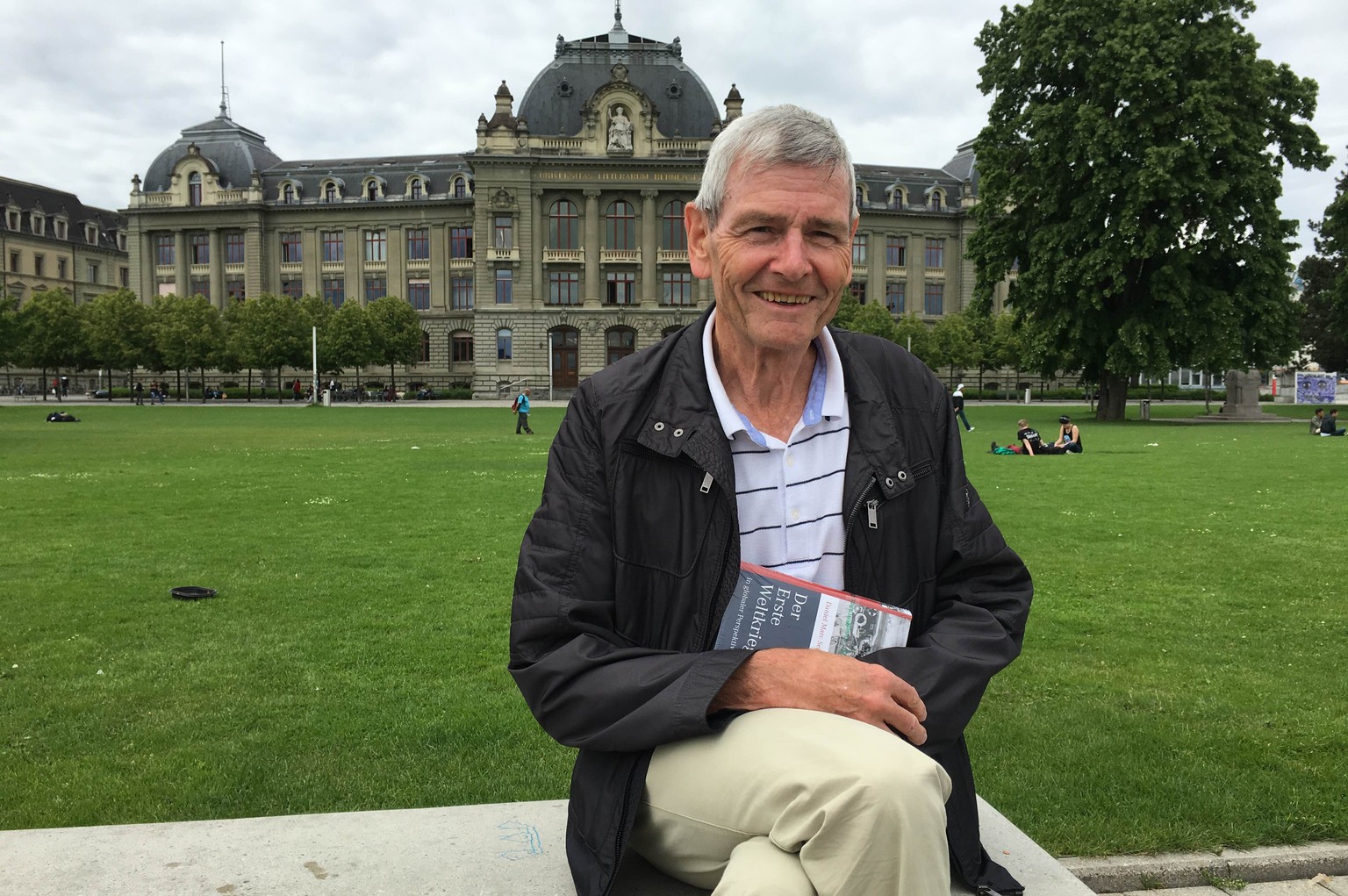 Bernhard Lauterburg vor dem Hauptgebäude der Uni Bern.&nbsp;