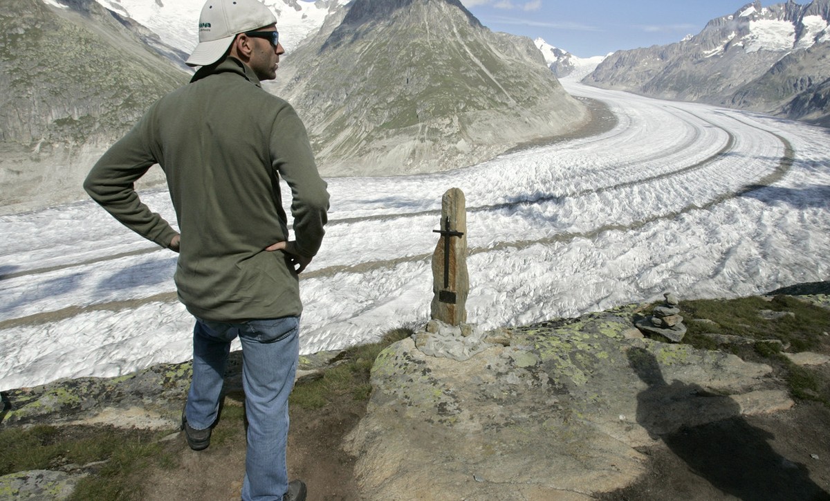 Un touriste observe le glacier d' Aletsch ce samedi 18 aout 2007 pres de Bettmeralp, Valais. (KEYSTONE/Laurent Gillieron)

Ein Tourist betrachtet am 18. August 2007 den Aletschgletscher in der Na ...
