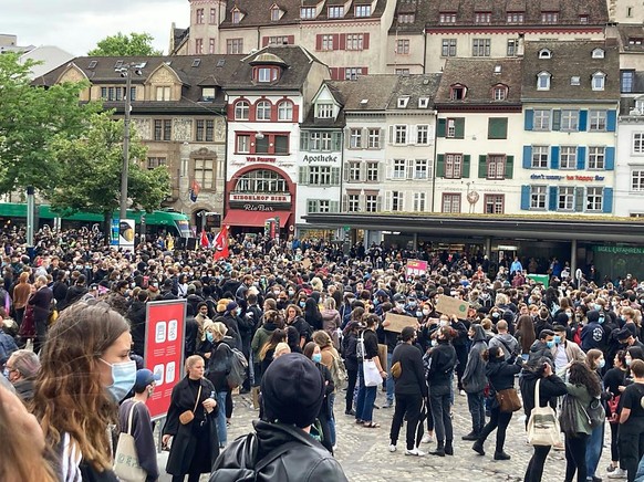 Auf dem Barfüsserplatz in Basel demonstrieren gegen 2000 Menschen gegen Rassismus.