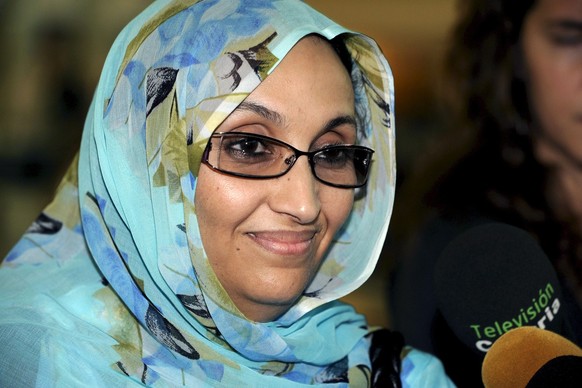 epa01997526 Saharan activist Aminatu Haidar speaks to journalists during the press conference held at Gran Canaria airport in Las Palmas de Gran Canaria, one fo the Canary Islands, Spain on 20 January ...