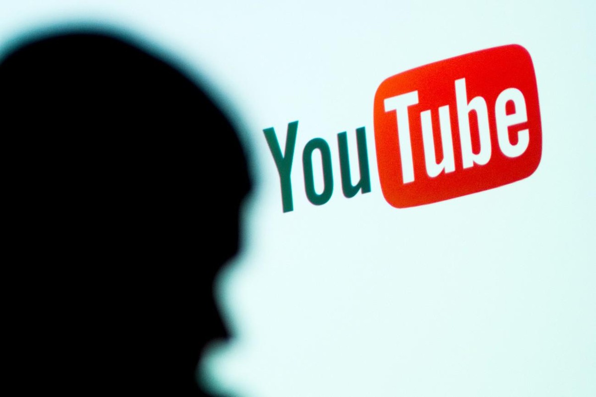 ARCHIV - 19.01.2017, Bayern, Bamberg: Das Foto zeigt einen Schatten vor einem Logo von YouTube. (Zu dpa "Wer war's? - BGH klärt Auskunftsanspruch bei illegalen Uploads") Foto: Nicolas A ...