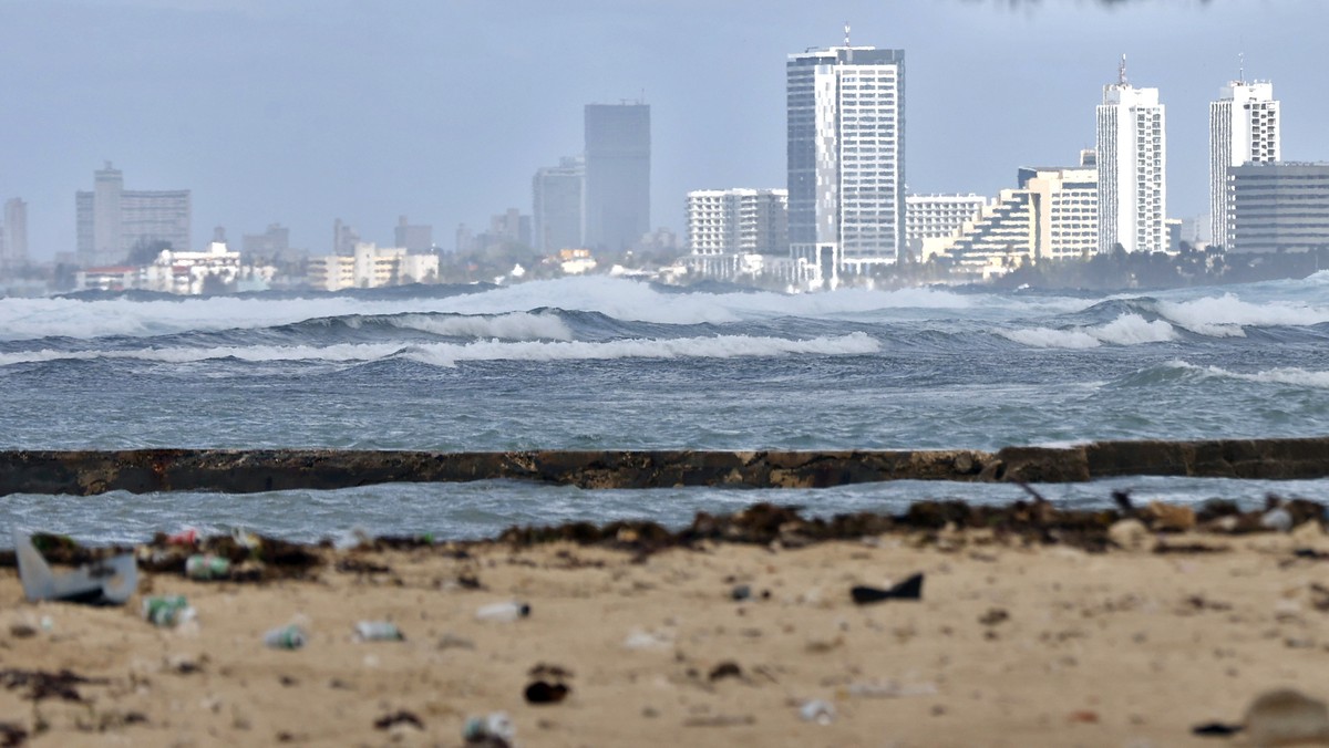 epa12772395 Strong waves crash along the coast in Havana, Cuba, 23 February 2026. EPA/Ernesto Mastrascusa