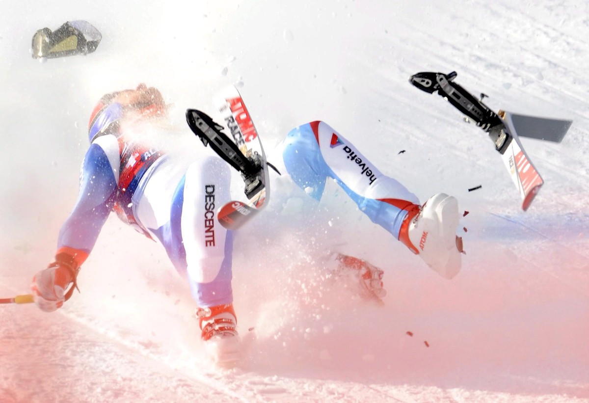 epa01609197 Daniel Albrecht of Switzerland crashes during the third practice downhill session at the 'Streif' in Kitzbuehel, Austria, 22 January 2009. EPA/Robert Jaeger
