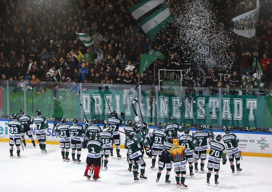 Oltens Spieler feiern mit ihren Fans nach dem 3. Eishockey Playoff Halbfinale der Swiss League zwischen EHC Olten und HC La Chaux-de-Fonds, am Freitag, 1. April 2022, in Olten. (KEYSTONE/Peter Klaunze ...