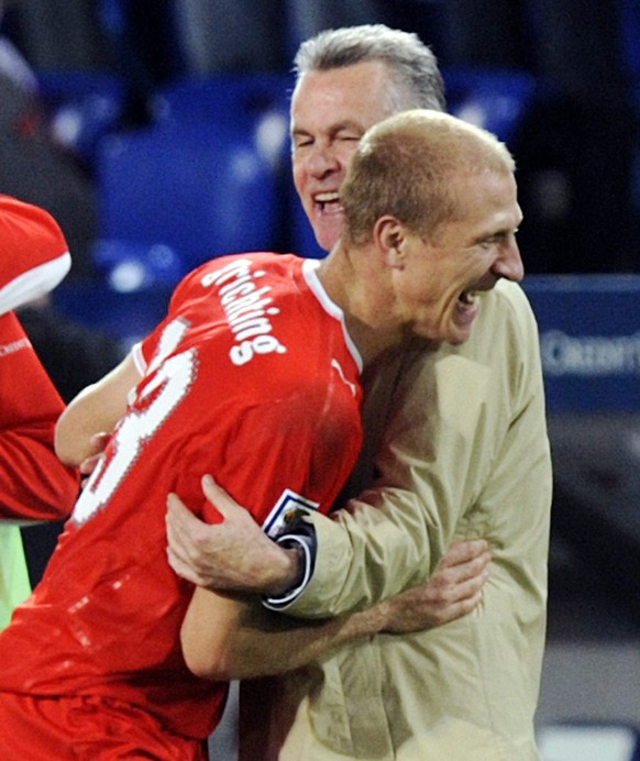 Ottmar Hitzfeld, links, Trainer der Schweizer Fussball Nationalmannschaft, umarmt Stephane Grichting, rechts, den Torschuetzen zum 1:0 nach dem Fussball WM Qualifikationsspiel der Gruppe 2 zwischen de ...