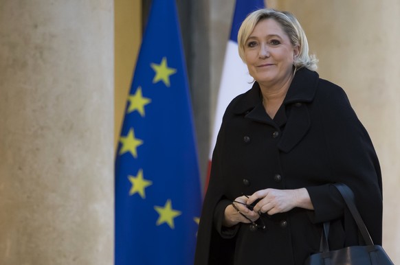 epa06342361 Far-right political party National Front (FN) president Marine Le Pen arrives for a meeting at the Elysee Palace in Paris, France, 21 November 2017. EPA/IAN LANGSDON