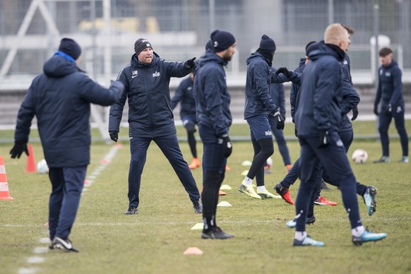 Cheftrainer Ludovic Magnin spricht zu seinen Spielern im Training vom FC Zuerich auf der Brunau in Zuerich vor, aufgenommen am Mittwoch, 21. Februar 2018. (KEYSTONE/Ennio Leanza)