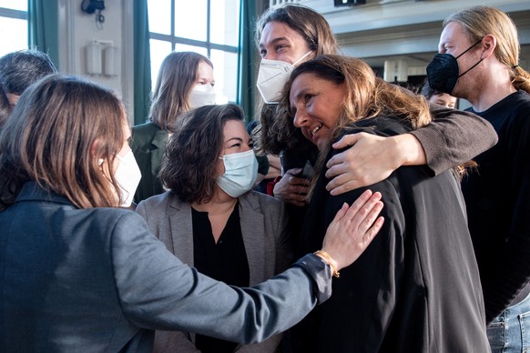 Die Nationalraetinnen Jacqueline Badran, SP-ZH, rechts, und Tamara Funiciello, SP-BE, vom Nein Komitee .zur Abschaffung der Stempelsteuer, freuen sich ueber das Resultat, am Sonntag, 13. Februar 2022, ...