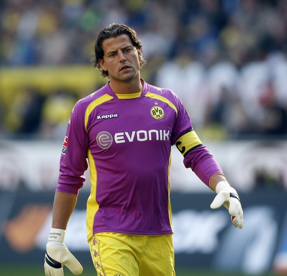 DORTMUND, GERMANY - SEPTEMBER 26: Torwart Roman Weidenfeller von Dortmund wÃÂ¤hrend des Bundesligaspiels zwischen Borussia Dortmund und dem FC Schalke 04 im Signal Iduna Park am 26. September, 2009 i ...