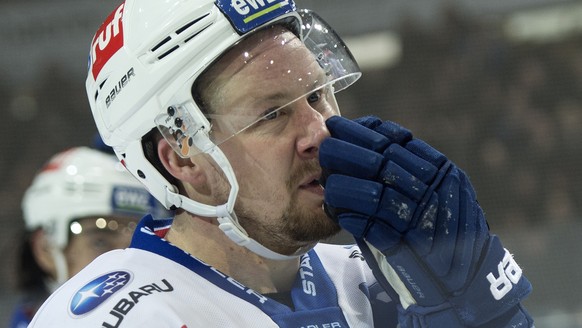 ARCHIV --- ZUR VERTRAGSVERLAENGERUNG VON ZSC-SPIELER MATHIAS SEGER STELLEN WIR IHNEN FOLGENDES BILD ZUR VERFUEGUNG --- Der enttaeuschte ZSC Spieler Mathias Seger nach der 3:0 Niederlage gegen den SC B ...