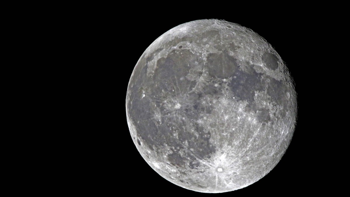 Vollmond in der Nacht Der in der Nacht hell leuchtende Vollmond im Oktober Essen Nordrhein-Westfalen Deutschland Überruhr *** Full moon at night The full moon shining brightly at night in October Esse ...