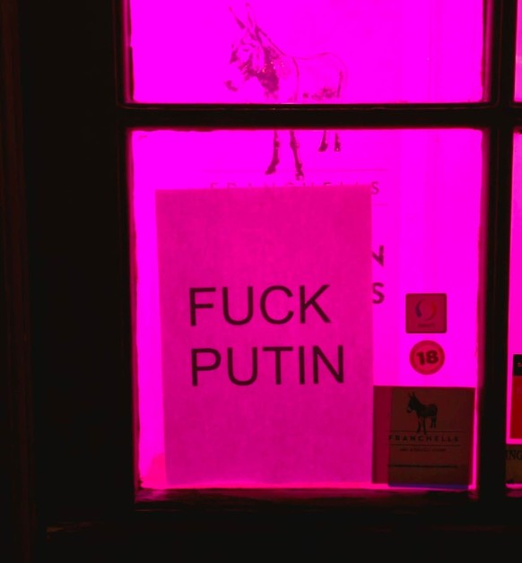 Botschaft für den Kreml-Chef in einem Fenster einer Galerie in Visby.