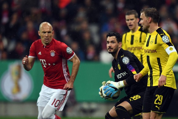 Fussball: DFB-Pokal, Bayern Muenchen - Borussia Dortmund, Halbfinale am 26.04.2017 in der Allianz Arena, Muenchen (Bayern). Dortmunds Torhueter Roman Buerki haelt den Ball in den Haenden. (Wichtiger H ...