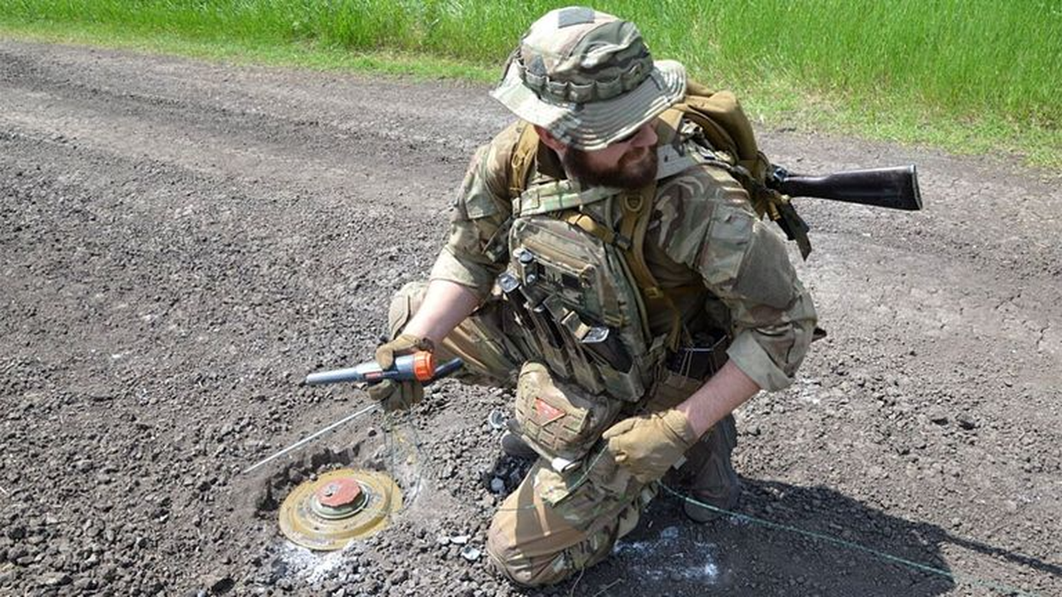 Un soldat ukrainien sécurise une mine antichar. En plus des attaques de missiles, l'Ukraine doit craindre les terrains minés. Les charges explosives mortelles pourraient ralentir considérablement ...