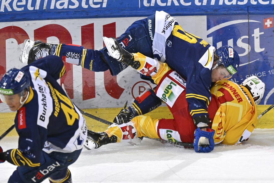 Der Davoser Sven Jung, oben, im Zweikampf gegen Biels Ramon Tanner, im Eishockey-Qualifikationsspiel der National League zwischen dem HC Davos und dem EHC Biel, am Mittwoch, 02. Maerz 2022, im Eisstad ...