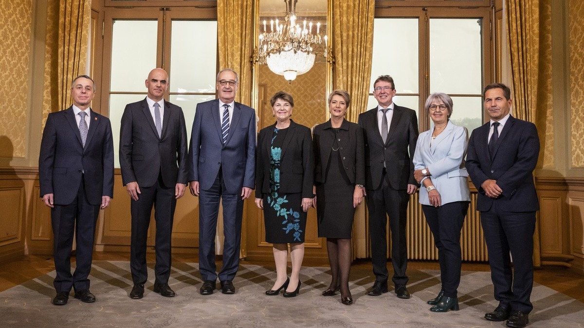 Der neuzusammengesetzte Bundesrat, von links, Bundespraesident Ignazio Cassis, Alain Berset, Guy Parmelin, Viola Amherd, Karin Keller-Sutter, die neugewaehlten Albert Roesti und Elisabeth Baume-Schnei ...