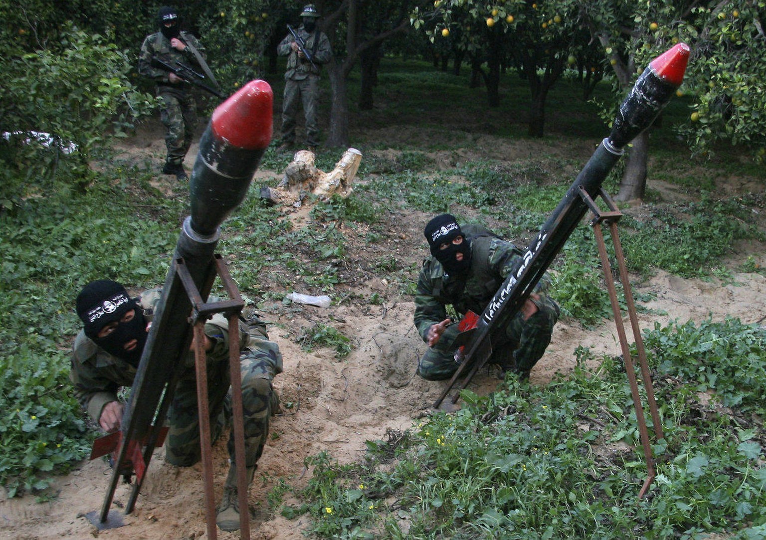 Undatiertes Bild von Kämpfern des Volkswiderstandskomitees in Gaza bei einem Raketenabschuss.&nbsp;