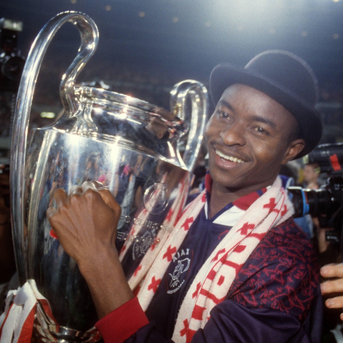 Bildnummer: 05676227 Datum: 24.05.1995 Copyright: imago/Sven Simon
Finidi George (Ajax Amsterdam) - Champions League Sieger 1995; Vdia, quer, Aufmacher Sieg Europapokalsieg Jubel Freude Pokal Trophäe  ...